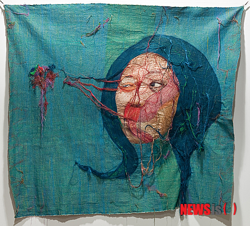 【서울=뉴시스】윤지선 '누더기 얼굴(Rag face) #53' 154×169㎝, 사진에 바느질, 2013