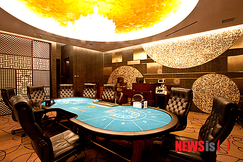  【정선=뉴시스】홍춘봉 기자 = 강원랜드는 VIP고객들의 서비스 향상 차원에서 지난 2011년초 VIP룸을 리모델링했다. 사진은 지난 2011년 3월 리모델링을 마친 강원랜드 VVIP룸 모습. 2014.05.08. (사진=강원랜드 제공)&nbsp; photo@newsis.com   