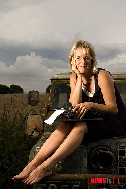 【서울=뉴시스】이재훈 기자 = 유럽의 베스트셀러인 조조 모예스(45)의 소설 '미 비포 유'의 인기가 식지 않고 있다. 5월 첫째주 베스트셀러 차트 정상에 오르며 3주 연속 1위를 달렸다.&nbsp; realpaper7@newsis.com&nbsp; 