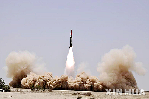 [파키스탄=신화/뉴시스] 사실상 핵보유국으로 분류되는 파키스탄이 미국 본토를 타격할 수 있는 대륙간탄도미사일(ICBM)을 개발하고 있다고 25일(현지 시간) 타임스오브인디아(TOI)가 보도했다. 사진은 파키스탄이 미공개 지역에서 2014년 5월 8일 핵탄두를 탑재할 수 있는 단거리 지대지 탄도미사일을 시험발사하는 모습. 2025.06.26.