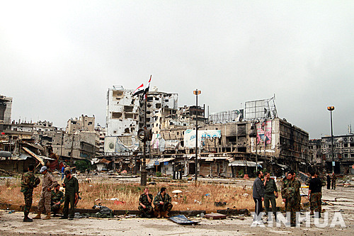 ( 【홈스=신화/뉴시스】8일 시리아 반군이 물러난 이 나라 제3의 도시 홈스의 피폐한 모습. 이날 968명의 반군들이 정부군과의 협상에 따라 이 도시에서 완전히 철수했다.