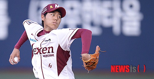 【서울=뉴시스】하영민(19·넥센 히어로즈)은 지난 8일 목동구장에서 열린 NC 다이노스와의 경기에 선발 등판, 6이닝 동안 4개의 안타만을 내주고 NC 타선을 무실점으로 틀어막았다. 하영민의 호투는 선발진이 전반적으로 부진한 넥센에 희망을 안기는 것이다. 사진은 지난 8일 목동 NC전에서 역투를 펼치고 있는 하영민의 모습. (사진 = 뉴시스 DB)