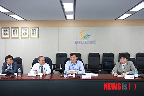 【세종=뉴시스】노왕섭 기자 = 김일환(사진 오른쪽 두 번째) 행정중심복합도시건설청 공공건축추진단장이 9일 행복청 종합사업관리상황실에서 '제2회 행복건축 사랑방' 연구모임을 갖고 공공건축물의 품질확보를 위해 참석자들과 의견을 나누고 있다. 2014.05.09.(사진=행복청 제공) photo@newsis.com