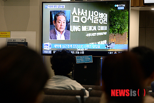 【서울=뉴시스】박상훈 기자 = 11일 의료계와 삼성그룹 등에 따르면 이건희 회장이 지난 10일 밤 10시 56분께 서울 한남동 자택 인근 순천향대학병원에서 심폐소생술을 받은 뒤 현재 삼성서울병원에 입원 중이다. 11일 오후 삼성서울병원에 로비에서 시민들이 이 회장 관련 뉴스를 지켜보고 있다.&nbsp; 이건희 회장은 심근경색으로 좁아진 혈관을 넓혀주기 위한 '스텐트(stent)' 삽입 시술을 받았다. 삼성그룹은 현재 이 회장의 상태가 호전돼 회복중이라고 밝혔지만 심폐소생술을 받은 뒤 기도 확보를 위한 기관지 삽입을 한 상태에서 삼성병원으로 옮겨진 것으로 알려져 상태가 심각한 것 아니냐는 관측도 나오고 있다. 2014.05.11.&nbsp; hyalinee@newsis.com