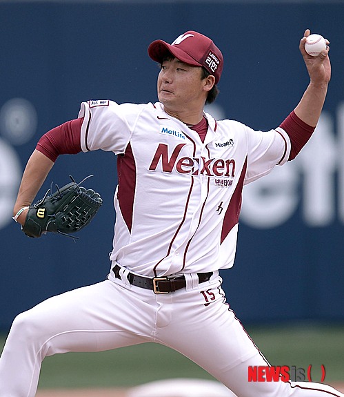 【서울=뉴시스】김인철 기자 = 11일 오후 서울 목동야구장에서 열린 2014 한국야쿠르트 세븐 프로야구 넥센 히어로즈와 LG 트윈스의 경기에서 넥센 선발 오재영이 역투하고 있다. 2014.05.11. yatoya@newsis.com