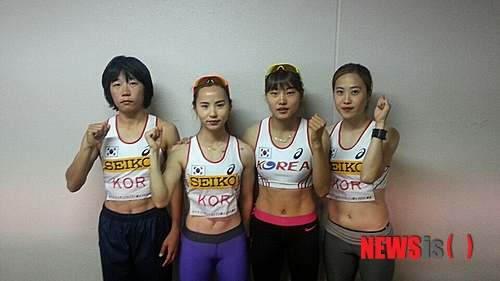 【서울=뉴시스】오수경(24·충남도청)·이선애(20·안동시청)·정한솔(21)·박소연(27·이상 김포시청)으로 구성된 한국 여자 계주팀은 11일 일본 도쿄에서 열린 국제육상경기연맹(IAAF) 월드 챌린지대회 세이코 골든 그랑프리에서 45초32로 결승선을 통과, 2009년 10월 전국체전에서 세워진 한국기록(45초33)을 5년만에 0.01초 앞당겼다. (사진제공 = 대한육상경기연맹)