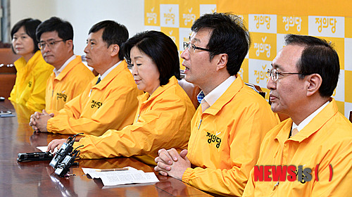 【서울=뉴시스】박동욱 기자 = 정의당 천호선 대표가 12일 오전 서울 여의도 국회에서 열린 6·4 지방선거 선대위 발족 및 전체회의에서 모두발언을 하고 있다.&nbsp; 오른쪽부터 노회찬 공동선거대책위원장, 천호선 대표, 심상정 원내대표, 조준호 공동선거대책위원장, 박원석 의원, 이정미 대변인. 2014.05.12.&nbsp; fufus@newsis.com