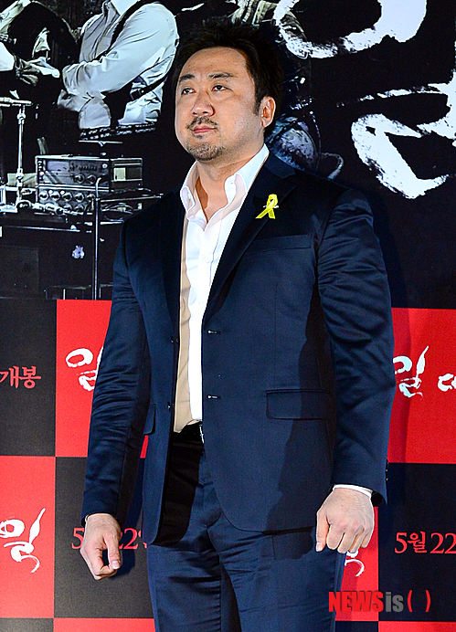 【서울=뉴시스】조종원 기자 = 12일 오후 서울 성동구 CGV 왕십리점에서 열린 영화 '일대일' 시사회에서 배우 마동석이 포즈를 취하고 있다. 김기덕 감독의 신작 영화 ‘일대일’은 용의자 7인과 그림자 7인의 숨막히는 대결을 그린 작품이다. 2014.05.12. choswat@newsis.com