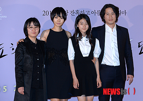 【서울=뉴시스】박상훈 기자 = 12일 오후 서울 CGV 왕십리점에서 열린 영화 '도희야' 언론시사회에서 정주리 감독과 주연배우 배두나, 김새론, 송새벽이 포즈를 취하고 있다.&nbsp; '도희야'는 가장 소중한 것을 지키기 위해 위험한 선택을 벌이는 소녀 도희(김새론)의 잔혹하고도 아름다운 드라마다. 2014.05.12.&nbsp; hyalinee@newsis.com