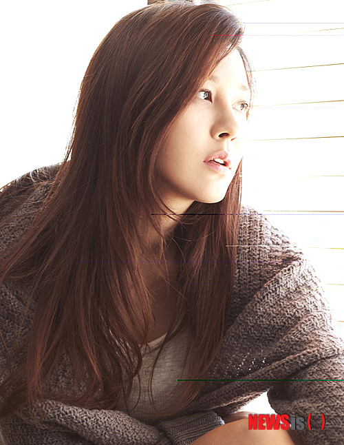 【서울=뉴시스】박영주 기자 = 정우성(41)과 김하늘(36)이 영화 ‘나를 잊지 말아요’(감독 이윤정)에 캐스팅됐다. 사고로 기억을 잃은 남자가 자신의 과거도 알지 못한 채 새로운 사랑에 빠진 후, 지워져 버린 지난 10년의 기억이 조금씩 밝혀지며 겪게 되는 이야기다. 2011년 제10회 미장센단편영화제 ‘사랑을 위한 짧은 필름’ 경쟁부문에 선정됐다. LA아시안퍼시픽 영화제, 뉴욕시 국제영화제, 샌디에이고 아시안영화제 등에서 상영돼 주목받은 이 감독의 동명 단편 영화를 장편화했다. 정우성이 주연과 제작을 맡았다. 정우성은 기억을 잃은 채 새로운 사랑에 빠지게 된 변호사 ‘석원’을 맡았다. 파트너 김하늘과의 애틋한 멜로 연기를 비롯해 지워진 과거 속 비밀을 감춘 남자로 한층 깊이 있는 연기 변신을 보여준다. 김하늘은 ‘나를 잊지 말아요’를 통해 3년 만에 스크린 복귀한다. 석원과 첫눈에 사랑에 빠지지만, 그의 지워진 과거로 인해 혼란을 겪는 ‘진영’을 맡아 특유의 발랄한 이미지를 벗고 성숙한 여인의 새로운 모습을 선보인다. 5월 중순 크랭크인 예정이다. gogogirl@newsis.com