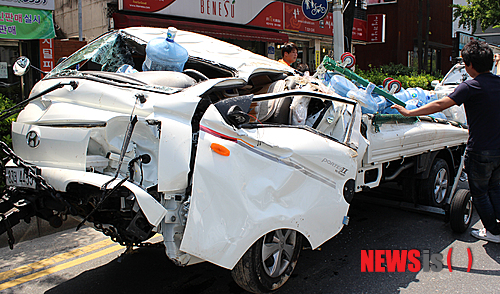 【대전=뉴시스】문승현 기자 = 13일 낮 12시22분께 대전 서구 탄방지하차도 4m 아래로 이모(55)씨가 몰던 1t포터 생수운반차량이 추락해 이씨가 인근 병원으로 이송돼 치료를 받고 있다. 사진은 차량이 심하게 파손된 모습. 2014.05.13. younie@newsis.com