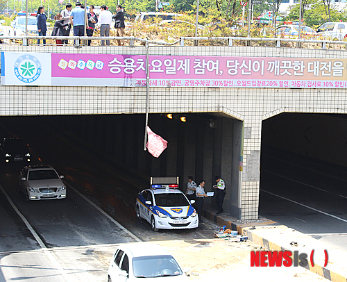 【대전=뉴시스】문승현 기자 = 13일 낮 12시22분께 대전 서구 탄방지하차도 4m 아래로 이모(55)씨가 몰던 1t포터 생수운반차량이 추락해 이씨가 인근 병원으로 이송돼 치료를 받고 있다. 차량이 추락한 현장에서 경찰이 지하차도 통행차량을 통제하고 있다. 2014.05.13. younie@newsis.com