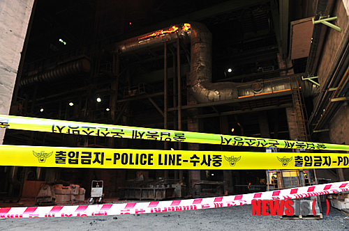 【울산=뉴시스】장지승 기자 = 13일 오전 8시50분께 수증기 폭발 사고가 난 울산 울주군 산암로 LS니꼬동제련 내부 모습. 이 사고로 작업자 허모(33)씨가 전신 화상을 입는 등 4명이 중화상, 4명 경상을 입었다. 2014.05.13.&nbsp; jjs@newsis.com