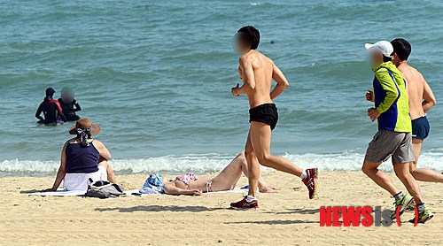 【부산=뉴시스】 하경민 기자 = 전국적으로 초여름 더위가 기승을 부린 13일 오후 부산 해운대해수욕장을 찾은 외국인들이 일광욕을 즐기고 있다. 2014.05.13.&nbsp; yulnetphoto@newsis.com 