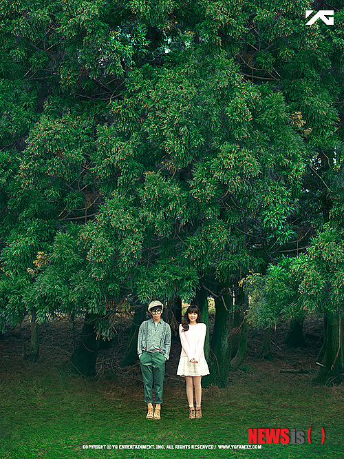 【서울=뉴시스】이재훈 기자 = SBS TV 'K팝 스타 2' 우승팀인 남매 듀오 '악동 뮤지션'은 투명하다. 자신들이 전달하고 싶은 메시지가 음악에 그대로 묻어난다.&nbsp; 대화를 나눠도 마찬가지다. 하고 싶은 이야기가 분명히 드러난다. 오빠 이찬혁(18)과 동생 이수현(15), 10대들의 순수함으로만 여기기에는 확고한 다짐이다.&nbsp;&nbsp; 'K팝스타2' 우승 후 1년 만인 지난달 발표한 데뷔 정규앨범 '플레이'에는 이런 악동뮤지션의 생각과 가치관이 배어있다. 'K팝스타2' 때처럼 노랫말이나 소재는 자신들의 나이에서 여전히 찾고 있다. 하지만, 하고 싶은 이야기를 담는 매무새는 더 옹골차졌다.&nbsp; 프로다운 향기가 물씬 묻어나는 사운드는 남녀노소 모두에게 가닿는다. 포크팝 멜로디와 담백한 래핑이 인상적인 '200%', '얼음은 왜 차갑느냐'는 질문을 던지는 천진난만한 가사와 달리 웅장하고 리드미컬한 사운드의 '얼음들'이 그렇다.&nbsp; 하트를 주고 받는 스마트폰 게임에서 모티브를 얻은 곡으로 쉬운 멜로디가 흐르는 '기브 러브', 예전 포크 음악의 감수성을 떠올리게 하는 '지하철에서', 펑키와 그루브가 몸을 들썩이게 만드는 '가르마', 대중의 호응이 좋았던 곡 중 하나로 쉬운 멜로디와 이수현의 담백함과 가성을 넘나든 보컬이 두드러지는 '인공잔디', 왕따의 이야기를 담은만큼 단조의 서정적인 사운드가 특징인 '안녕' 등도 공감할 만하다.&nbsp; 초반부는 악동뮤지션의 스타일로 시작했다가 후반에 드라마틱하게 전개되는 곡으로 록 비트가 귓가를 감도는 '작은별', 후반부가 특히 흥겨운 '길이나', 작곡 소재가 다 떨어진 것을 소재로 삼은 '소재' 등도 악동뮤지션의 색깔을 잃지 않으면서 보기 좋게 다듬어진 곡들이다. 인디듀오 '십센치'(10㎝)의 '사랑은 은하수 다방'에서 모티브를 따온 곡으로 이찬혁이 처음 작곡한 '갤럭시'는 11번째 마지막 트랙에 자리했다. 무엇보다 이들의 음악을 처음 접했을 때 순수함이 느껴진다.&nbsp; 내로라하는 가수들이 대거 컴백한 가운데도 최대 음원사이트 멜론에서 '아티스트 톱20', '앨범 톱20' 부문에서 5주 연속 1위를 차지하는 등 대중의 반응은 폭발적이었다.&nbsp; "나이다운 노래들이라고 좋게 평해주셨어요. 저희 노래를 들으면, 다시 옛날로 돌아가는 것 같다거나 마음이 깨끗해지는 것 같다는 말씀을 해주는 분들도 있고요. 저희가 바라는 것이죠. 많은 분들이 저희 음악을 듣고 '힐링'이 됐으면 하거든요."(이찬혁)&nbsp; 선교를 하는 부모를 따라 몽골에서 생활하기도 한 악동뮤지션은 정식 교육을 받는 대신 현지에서 홈스쿨링을 했다. 당연히 정식으로 음악 교육도 받지 않았다. 하지만 'K팝스타' 우승으로 받은 상금을 모두 기부할만큼 됨됨이는 야무지다. 총 3억원의 상금 중에는 음반 제작지원비 1억원도 포함됐다. '힐링'을 안겨줄 수 있는 곡들을 만들어낼 수 있는 이유다.&nbsp;&nbsp; 이찬혁이 작곡과 작사. 이수현이 보컬을 맡고 있다. 그러나 교감하고 시너지 효과를 내며 곡을 만들어가는 재미를 알아가고 있다. "오빠가 작곡하고 있을 때 방에 들어가면, 집중이 안 된다고 문을 잠궈요. 그런데 완성이 되면 들으면서 같이 수정하죠. 오빠 초기곡은 대중성이 강했는데 이제 점점 음악성이 있는 곡들을 만들어요. 장르의 색깔도 다양하고요."&nbsp; 그런데 이찬혁은 악보를 볼 줄 모른다. 멜로디를 외우거나 녹음한 뒤 그것을 토대로 곡을 만든다. "이제 악보를 조금 볼 줄 알아요. 주변에서는 화성악 등 음악을 본격적으로 배워보라고 권유도 하죠. 일단 배우지 않은 선에서 뽑아낼 수 있는 걸 최대한 뽑아내고 싶어요. 날것의 음악 말이에요."&nbsp; 이수현의 보컬은 만 15세라는 나이가 믿기지 않을 정도로 더욱 깊어졌다. "원래 다른 가수들의 노래를 많이 듣는 편이 아닌데, 이번 앨범을 준비하면서는 많이 들었어요. 팝송도 많이 듣고 따라 불렀죠." 오빠처럼 작곡을 하고 싶지는 않을까. "생각이 있었는데, 친한 작곡가 언니가 작곡 용어를 말하는데 모르는 것 투성이더라고요. 우선 오빠가 만든 곡들을 최선을 다해 부르고 싶어요"라며 웃었다.&nbsp;&nbsp; 이찬혁은 동생에 대한 애정을 보이면서도 가수 이수현을 높게 평가하는 묘를 발휘했다. "수현이 목소리는 참 맑아요. 그런데 무엇보다 제 노래에 특화된 목소리죠. 하하하. 누구보다도 제 노래를 제일 잘 부르는 건 확실해요."&nbsp; 랩 실력이 많이 늘었다. "수현이가 상대적으로 노래도 잘하다 보니 밸런스를 맞춰야겠다는 노력을 하고 있는데 항상 아쉽네요."&nbsp; 악동뮤지션은 'K팝스타2' 우승 직후 양현석(44)이 이끄는 YG엔터테인먼트로 갔다. 뮤지션들의 개성을 존중해주는 점에 끌렸다. 양현석은 그룹 '빅뱅'처럼 악동뮤지션에게 앨범 작업을 맡겼다.&nbsp; "작업할 때 너무 좋았어요. 제가 고집이 있거든요. 마음대로 풀어주셔서, 너무 즐겁게 작업했죠. 부담이 됐던 점은 앨범 발표 뒤 결과였어요. 회사에서 좋은 기회를 주셨는데 성적이 좋지 않으면 어쩌나 걱정했죠"(이찬혁), "즐기면서 앨범을 만들었는데 결과도 너무 좋아서 더 즐거웠죠."(이수현)&nbsp; YG에 들어가기 전에는 "(힙합 가수들처럼) 금팔찌를 차고 나올 수도 있다"는 걱정도 했다. "YG 다른 선배들의 스타일의 아니라 저희 스타일을 찾을 수 있게끔 도와주셔서 감사했습니다. 굉장히 든든한 백이에요."&nbsp; YG가 월드스타 싸이(37)를 비롯해 빅뱅과 그룹 '2NE1' 등 한류팀을 대거 보유한만큼 악동뮤지션도 해외 시장에 자연스레 관심이 갈 듯하다. "한국을 너무 좋아해요. 해외 활동도 좋지만 우선 한국에서 정상에 오른 다음 진출하고 싶어요. 나가더라도 배우는데 목적을 두고 싶고요"(이수현), "외국에서 활동하는 것도 좋죠. 그러면 곡뿐 아니라 가사도 제가 쓰고 싶어요. 그러기 위해서는 더 공부를 해야죠."(이찬혁)&nbsp; 앞으로도 '힐링'을 주제로 노래하고 싶다. "성인이 돼서도 순수한 음악을 들려주고 싶은 욕심이 있어요. 누구나 언제나 들을 수 있는 가요요. 어렸을 때 부모님이 저희가 듣기에는 직설적인 내용의 가요도 있다고 하셔서 많이 듣지 못했거든요. 그 때부터 전 연령층이 들을 수 있는 곡이 있었으면 좋겠다고 생각했고, 지금 이렇게 만들게 됐어요."&nbsp; realpaper7@newsis.com 