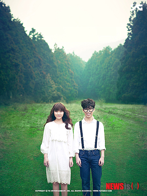 【서울=뉴시스】이재훈 기자 = SBS TV 'K팝 스타 2' 우승팀인 남매 듀오 '악동 뮤지션'은 투명하다. 자신들이 전달하고 싶은 메시지가 음악에 그대로 묻어난다.&nbsp; 대화를 나눠도 마찬가지다. 하고 싶은 이야기가 분명히 드러난다. 오빠 이찬혁(18)과 동생 이수현(15), 10대들의 순수함으로만 여기기에는 확고한 다짐이다.&nbsp;&nbsp; 'K팝스타2' 우승 후 1년 만인 지난달 발표한 데뷔 정규앨범 '플레이'에는 이런 악동뮤지션의 생각과 가치관이 배어있다. 'K팝스타2' 때처럼 노랫말이나 소재는 자신들의 나이에서 여전히 찾고 있다. 하지만, 하고 싶은 이야기를 담는 매무새는 더 옹골차졌다.&nbsp; 프로다운 향기가 물씬 묻어나는 사운드는 남녀노소 모두에게 가닿는다. 포크팝 멜로디와 담백한 래핑이 인상적인 '200%', '얼음은 왜 차갑느냐'는 질문을 던지는 천진난만한 가사와 달리 웅장하고 리드미컬한 사운드의 '얼음들'이 그렇다.&nbsp; 하트를 주고 받는 스마트폰 게임에서 모티브를 얻은 곡으로 쉬운 멜로디가 흐르는 '기브 러브', 예전 포크 음악의 감수성을 떠올리게 하는 '지하철에서', 펑키와 그루브가 몸을 들썩이게 만드는 '가르마', 대중의 호응이 좋았던 곡 중 하나로 쉬운 멜로디와 이수현의 담백함과 가성을 넘나든 보컬이 두드러지는 '인공잔디', 왕따의 이야기를 담은만큼 단조의 서정적인 사운드가 특징인 '안녕' 등도 공감할 만하다.&nbsp; 초반부는 악동뮤지션의 스타일로 시작했다가 후반에 드라마틱하게 전개되는 곡으로 록 비트가 귓가를 감도는 '작은별', 후반부가 특히 흥겨운 '길이나', 작곡 소재가 다 떨어진 것을 소재로 삼은 '소재' 등도 악동뮤지션의 색깔을 잃지 않으면서 보기 좋게 다듬어진 곡들이다. 인디듀오 '십센치'(10㎝)의 '사랑은 은하수 다방'에서 모티브를 따온 곡으로 이찬혁이 처음 작곡한 '갤럭시'는 11번째 마지막 트랙에 자리했다. 무엇보다 이들의 음악을 처음 접했을 때 순수함이 느껴진다.&nbsp; 내로라하는 가수들이 대거 컴백한 가운데도 최대 음원사이트 멜론에서 '아티스트 톱20', '앨범 톱20' 부문에서 5주 연속 1위를 차지하는 등 대중의 반응은 폭발적이었다.&nbsp; "나이다운 노래들이라고 좋게 평해주셨어요. 저희 노래를 들으면, 다시 옛날로 돌아가는 것 같다거나 마음이 깨끗해지는 것 같다는 말씀을 해주는 분들도 있고요. 저희가 바라는 것이죠. 많은 분들이 저희 음악을 듣고 '힐링'이 됐으면 하거든요."(이찬혁)&nbsp; 선교를 하는 부모를 따라 몽골에서 생활하기도 한 악동뮤지션은 정식 교육을 받는 대신 현지에서 홈스쿨링을 했다. 당연히 정식으로 음악 교육도 받지 않았다. 하지만 'K팝스타' 우승으로 받은 상금을 모두 기부할만큼 됨됨이는 야무지다. 총 3억원의 상금 중에는 음반 제작지원비 1억원도 포함됐다. '힐링'을 안겨줄 수 있는 곡들을 만들어낼 수 있는 이유다.&nbsp;&nbsp; 이찬혁이 작곡과 작사. 이수현이 보컬을 맡고 있다. 그러나 교감하고 시너지 효과를 내며 곡을 만들어가는 재미를 알아가고 있다. "오빠가 작곡하고 있을 때 방에 들어가면, 집중이 안 된다고 문을 잠궈요. 그런데 완성이 되면 들으면서 같이 수정하죠. 오빠 초기곡은 대중성이 강했는데 이제 점점 음악성이 있는 곡들을 만들어요. 장르의 색깔도 다양하고요."&nbsp; 그런데 이찬혁은 악보를 볼 줄 모른다. 멜로디를 외우거나 녹음한 뒤 그것을 토대로 곡을 만든다. "이제 악보를 조금 볼 줄 알아요. 주변에서는 화성악 등 음악을 본격적으로 배워보라고 권유도 하죠. 일단 배우지 않은 선에서 뽑아낼 수 있는 걸 최대한 뽑아내고 싶어요. 날것의 음악 말이에요."&nbsp; 이수현의 보컬은 만 15세라는 나이가 믿기지 않을 정도로 더욱 깊어졌다. "원래 다른 가수들의 노래를 많이 듣는 편이 아닌데, 이번 앨범을 준비하면서는 많이 들었어요. 팝송도 많이 듣고 따라 불렀죠." 오빠처럼 작곡을 하고 싶지는 않을까. "생각이 있었는데, 친한 작곡가 언니가 작곡 용어를 말하는데 모르는 것 투성이더라고요. 우선 오빠가 만든 곡들을 최선을 다해 부르고 싶어요"라며 웃었다.&nbsp;&nbsp; 이찬혁은 동생에 대한 애정을 보이면서도 가수 이수현을 높게 평가하는 묘를 발휘했다. "수현이 목소리는 참 맑아요. 그런데 무엇보다 제 노래에 특화된 목소리죠. 하하하. 누구보다도 제 노래를 제일 잘 부르는 건 확실해요."&nbsp; 랩 실력이 많이 늘었다. "수현이가 상대적으로 노래도 잘하다 보니 밸런스를 맞춰야겠다는 노력을 하고 있는데 항상 아쉽네요."&nbsp; 악동뮤지션은 'K팝스타2' 우승 직후 양현석(44)이 이끄는 YG엔터테인먼트로 갔다. 뮤지션들의 개성을 존중해주는 점에 끌렸다. 양현석은 그룹 '빅뱅'처럼 악동뮤지션에게 앨범 작업을 맡겼다.&nbsp; "작업할 때 너무 좋았어요. 제가 고집이 있거든요. 마음대로 풀어주셔서, 너무 즐겁게 작업했죠. 부담이 됐던 점은 앨범 발표 뒤 결과였어요. 회사에서 좋은 기회를 주셨는데 성적이 좋지 않으면 어쩌나 걱정했죠"(이찬혁), "즐기면서 앨범을 만들었는데 결과도 너무 좋아서 더 즐거웠죠."(이수현)&nbsp; YG에 들어가기 전에는 "(힙합 가수들처럼) 금팔찌를 차고 나올 수도 있다"는 걱정도 했다. "YG 다른 선배들의 스타일의 아니라 저희 스타일을 찾을 수 있게끔 도와주셔서 감사했습니다. 굉장히 든든한 백이에요."&nbsp; YG가 월드스타 싸이(37)를 비롯해 빅뱅과 그룹 '2NE1' 등 한류팀을 대거 보유한만큼 악동뮤지션도 해외 시장에 자연스레 관심이 갈 듯하다. "한국을 너무 좋아해요. 해외 활동도 좋지만 우선 한국에서 정상에 오른 다음 진출하고 싶어요. 나가더라도 배우는데 목적을 두고 싶고요"(이수현), "외국에서 활동하는 것도 좋죠. 그러면 곡뿐 아니라 가사도 제가 쓰고 싶어요. 그러기 위해서는 더 공부를 해야죠."(이찬혁)&nbsp; 앞으로도 '힐링'을 주제로 노래하고 싶다. "성인이 돼서도 순수한 음악을 들려주고 싶은 욕심이 있어요. 누구나 언제나 들을 수 있는 가요요. 어렸을 때 부모님이 저희가 듣기에는 직설적인 내용의 가요도 있다고 하셔서 많이 듣지 못했거든요. 그 때부터 전 연령층이 들을 수 있는 곡이 있었으면 좋겠다고 생각했고, 지금 이렇게 만들게 됐어요."&nbsp; realpaper7@newsis.com 