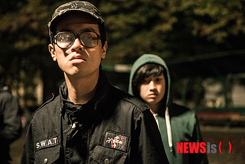 【서울=뉴시스】박영주 기자 = 세 명의 감독이 3D 기술을 사용해 만든 옴니버스 영화 '신촌좀비만화'의 스타트는 류승완 감독이 끊었다. 영화 '피도 눈물도 없이' '짝패' '부당거래' '베를린' 등을 통해 대한민국 '대표 액션감독'이라는 명성을 얻었지만, 이번 영화에서만큼은 가상과 현재의 혼동을 스릴러로 풀어냈다.&nbsp; gogogirl@newsis.com