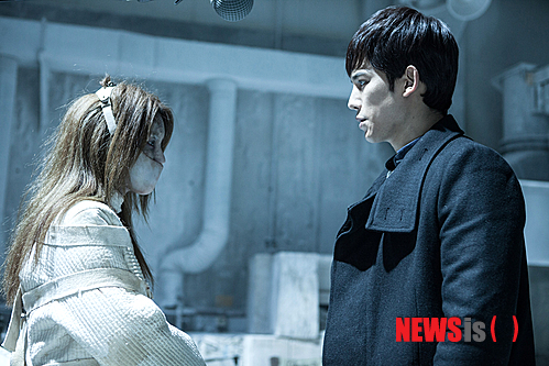 【서울=뉴시스】박영주 기자 = 세 명의 감독이 3D 기술을 사용해 만든 옴니버스 영화 '신촌좀비만화'의 스타트는 류승완 감독이 끊었다. 영화 '피도 눈물도 없이' '짝패' '부당거래' '베를린' 등을 통해 대한민국 '대표 액션감독'이라는 명성을 얻었지만, 이번 영화에서만큼은 가상과 현재의 혼동을 스릴러로 풀어냈다.&nbsp; gogogirl@newsis.com