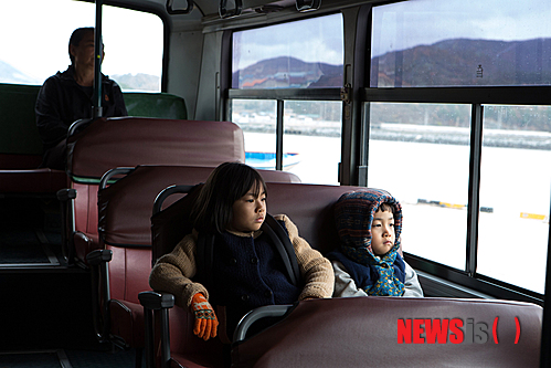 【서울=뉴시스】박영주 기자 = 세 명의 감독이 3D 기술을 사용해 만든 옴니버스 영화 '신촌좀비만화'의 스타트는 류승완 감독이 끊었다. 영화 '피도 눈물도 없이' '짝패' '부당거래' '베를린' 등을 통해 대한민국 '대표 액션감독'이라는 명성을 얻었지만, 이번 영화에서만큼은 가상과 현재의 혼동을 스릴러로 풀어냈다.&nbsp; gogogirl@newsis.com