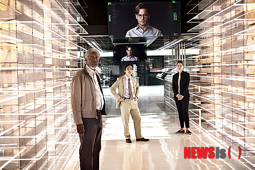 【서울=뉴시스】김태은 문화전문기자 = 어느 촬영감독의 영화 연출 도전기는 결코 성공이라 할 수 없었다.&nbsp; 14일 개봉한 SF영화 ‘트랜센던스’는 단순히 카메라에 담긴 장면들을 이어붙이는 게 영화의 전부가 아니라는 것을 일깨워준다.&nbsp; ‘메멘토’, ‘인셉션’, ‘다크나이트’ 3부작 등의 천재감독 크리스토퍼 놀런(44)과 줄곧 호흡을 맞춰온 촬영감독 월리 피스터(53)의 연출 데뷔작이다. 놀런이 이 작품의 제작을 맡아준 것은 놀랄 일도 아니다. 하지만 그의 참여가 작품을 개런티하는 것 또한 아니다.&nbsp; 소재는 딱히 새로울 것이 없다. 1992년 작 ‘론머맨’의 리부트 아니냐는 오해도 받았다. 초월적 능력을 지닌 인공지능 슈퍼컴의 완성을 목전에 둔 천재과학자 윌(조니 뎁)이 반과학단체 ‘RIFT’의 공격을 당해 목숨을 잃게 될 위기에 처하자, 동료과학자인 아내 에블린(레베카 홀)은 윌의 뇌를 컴퓨터에 업로드시키게 된다. 컴퓨터로 살게 된 윌은 온라인에 접속해 영역을 무한대로 확장하기 시작한다. 그것이 유토피아가 될 것인지, 디스토피아가 될 것인지가 이 영화의 주제다.&nbsp; 지금껏 많은 SF영화와 드라마가 반복한 고전적 테마다. 다만 이 슈퍼컴퓨터가 3D 프린터처럼 물체만 재생시키는 것이 아니라 인간의 병을 고치고 장애를 낫게 해주고 결국 신체재생으로 부활까지 이루고 나노기술로 생태계마저 회복하려는 신적 경지에 오른다는 점은 ‘오버’스럽기는 하나 최첨단 기술력의 지평을 보여줬다고 평가할 수 있겠다.&nbsp; 그러나 감독은 이 스토리를 다 휘어잡지 못했고 어떻게 운용해야할지 갈피를 잡지 못한 듯 보인다. 윌의 정체와 의도에 대한 의문, 에블린의 혼란과 심경변화, 테러조직 RIFT의 활동, 이 단체에 납치된 또다른 동료 과학자 맥스(폴 베타니)의 갈등과 선택, 이들의 우정과 애정, 삼각관계, 조지프 태거 박사(모건 프리먼)와 FBI요원 도널드 뷰캐넌(킬리언 머피) 등의 활동 등 흥미로운 요소가 풍부한데도 제대로 긴장감이나 공포를 이끌어내는 장면은 찾기 힘들다. 모건 프리먼, 킬리언 머피 같은 좋은 배우들을 데려다놓고도 제대로 활용을 못하니 이들도 왜 출연했나 싶었을 것 같다.&nbsp; 더군다나 초반의 기나긴 프레젠테이션 장면은 이야기를 전개해나가면서 풀어내야할 것을 설명으로 질질 푸는 최악의 상황을 연출한다. 어차피 현재로서는 불가능한 공상과학인데 감독 스스로가 자신을 납득시키려고 애쓰는 꼴이다. 가상세계를 다룬 기존의 화려한 SF에 반해 자연과 연계된 서정적 느낌을 살려 접근하려고 했나본데 그러기에는 영상미가 달린다.&nbsp; 촬영감독 출신이면서 인상적인 장면 하나 만들어내지 못한 것은 능력의 문제다. 뚜렷이 새로운 이미지를 보여주는 것도 아니다. 어디서 본 듯한 혹은 놀런의 전작에서 본 듯한 신들에서 창의성이란 찾기 힘들다.&nbsp; 작가가 써준 각본을 다 이해하지 못한 어설프고 막연한 진행은 지리멸렬이다. 억지를 써 ‘구원과 파괴’라는 절대권을 지닌 창조주의 파워를 지닌 기계문명의 무한발전을 영상화했다는 점에서 의미를 찾으려면 찾을 수도 있겠다. 하지만 재미도, 메시지도 제대로 전달하지 못했다는 지적은 피하기 힘들어 보인다. 촬영기사의 ‘나도 영화 한번 만들어볼까’라는 시도는 아무나 감독을 하는 게 아니라는 점만 재확인시킨다.&nbsp; tekim@newsis.com