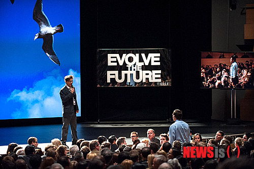 【서울=뉴시스】김태은 문화전문기자 = 어느 촬영감독의 영화 연출 도전기는 결코 성공이라 할 수 없었다.&nbsp; 14일 개봉한 SF영화 ‘트랜센던스’는 단순히 카메라에 담긴 장면들을 이어붙이는 게 영화의 전부가 아니라는 것을 일깨워준다.&nbsp; ‘메멘토’, ‘인셉션’, ‘다크나이트’ 3부작 등의 천재감독 크리스토퍼 놀런(44)과 줄곧 호흡을 맞춰온 촬영감독 월리 피스터(53)의 연출 데뷔작이다. 놀런이 이 작품의 제작을 맡아준 것은 놀랄 일도 아니다. 하지만 그의 참여가 작품을 개런티하는 것 또한 아니다.&nbsp; 소재는 딱히 새로울 것이 없다. 1992년 작 ‘론머맨’의 리부트 아니냐는 오해도 받았다. 초월적 능력을 지닌 인공지능 슈퍼컴의 완성을 목전에 둔 천재과학자 윌(조니 뎁)이 반과학단체 ‘RIFT’의 공격을 당해 목숨을 잃게 될 위기에 처하자, 동료과학자인 아내 에블린(레베카 홀)은 윌의 뇌를 컴퓨터에 업로드시키게 된다. 컴퓨터로 살게 된 윌은 온라인에 접속해 영역을 무한대로 확장하기 시작한다. 그것이 유토피아가 될 것인지, 디스토피아가 될 것인지가 이 영화의 주제다.&nbsp; 지금껏 많은 SF영화와 드라마가 반복한 고전적 테마다. 다만 이 슈퍼컴퓨터가 3D 프린터처럼 물체만 재생시키는 것이 아니라 인간의 병을 고치고 장애를 낫게 해주고 결국 신체재생으로 부활까지 이루고 나노기술로 생태계마저 회복하려는 신적 경지에 오른다는 점은 ‘오버’스럽기는 하나 최첨단 기술력의 지평을 보여줬다고 평가할 수 있겠다.&nbsp; 그러나 감독은 이 스토리를 다 휘어잡지 못했고 어떻게 운용해야할지 갈피를 잡지 못한 듯 보인다. 윌의 정체와 의도에 대한 의문, 에블린의 혼란과 심경변화, 테러조직 RIFT의 활동, 이 단체에 납치된 또다른 동료 과학자 맥스(폴 베타니)의 갈등과 선택, 이들의 우정과 애정, 삼각관계, 조지프 태거 박사(모건 프리먼)와 FBI요원 도널드 뷰캐넌(킬리언 머피) 등의 활동 등 흥미로운 요소가 풍부한데도 제대로 긴장감이나 공포를 이끌어내는 장면은 찾기 힘들다. 모건 프리먼, 킬리언 머피 같은 좋은 배우들을 데려다놓고도 제대로 활용을 못하니 이들도 왜 출연했나 싶었을 것 같다.&nbsp; 더군다나 초반의 기나긴 프레젠테이션 장면은 이야기를 전개해나가면서 풀어내야할 것을 설명으로 질질 푸는 최악의 상황을 연출한다. 어차피 현재로서는 불가능한 공상과학인데 감독 스스로가 자신을 납득시키려고 애쓰는 꼴이다. 가상세계를 다룬 기존의 화려한 SF에 반해 자연과 연계된 서정적 느낌을 살려 접근하려고 했나본데 그러기에는 영상미가 달린다.&nbsp; 촬영감독 출신이면서 인상적인 장면 하나 만들어내지 못한 것은 능력의 문제다. 뚜렷이 새로운 이미지를 보여주는 것도 아니다. 어디서 본 듯한 혹은 놀런의 전작에서 본 듯한 신들에서 창의성이란 찾기 힘들다.&nbsp; 작가가 써준 각본을 다 이해하지 못한 어설프고 막연한 진행은 지리멸렬이다. 억지를 써 ‘구원과 파괴’라는 절대권을 지닌 창조주의 파워를 지닌 기계문명의 무한발전을 영상화했다는 점에서 의미를 찾으려면 찾을 수도 있겠다. 하지만 재미도, 메시지도 제대로 전달하지 못했다는 지적은 피하기 힘들어 보인다. 촬영기사의 ‘나도 영화 한번 만들어볼까’라는 시도는 아무나 감독을 하는 게 아니라는 점만 재확인시킨다.&nbsp; tekim@newsis.com