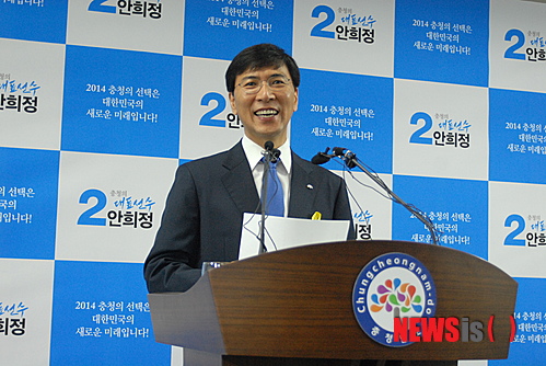 【홍성·예산=뉴시스】유효상 기자 = 새정치민주연합 안희정 충남도지사 후보가 15일 도청 브리핑룸에서 재선 도전 의지를 밝히고 있다. 2014.05.15&nbsp;&nbsp;&nbsp; yreporter@newsis.com 
