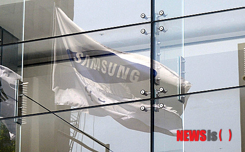 【서울=뉴시스】김진아 기자 = 금융감독원이 삼성카드 앱카드에 발생한 명의도용 사고에 대해 특별검사 착수한 15일 오후 서울 중구 태평로 삼성본관 앞 깃발이 펄럭이고 있다. 금융감독원은 오늘부터 삼성카드에 대한 현장 검사에 들어가 앱카드 명의도용 사고 발생 경위와 이용대금 명세서 출력 오류, 삼성SDS 화재에 따른 전산시스템 복구 상황을 종합적으로 점검할 계획이다. 2014.05.15. bluesoda@newsis.com