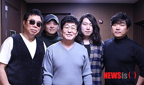 【서울=뉴시스】이재훈 기자 = 1970~80년대를 풍미한 3형제 사이키델릭 록그룹 '산울림' 출신 가수 김창완(60)이 이끄는 '김창완 밴드'가 약 2년 만에 새앨범을 발표한다.&nbsp; 매니지먼트사 이파리엔터테이니움에 따르면, 김창완밴드는 22일 2곡이 실리는 초미니앨범을 내놓는다.&nbsp;&nbsp; 2012년 4월 김창완밴드가 산울림 35주년을 기념, 원테이크 방식으로 녹음한 앨범 '분홍 굴착기' 이후 처음이다. 같은 해 8월 메인 테마를 다섯번 변주, 한국의 오방색을 표현한 싱글 '아리랑'은 스페셜 앨범의 성격에 가까웠다.&nbsp;&nbsp; 김창완은 지난해 연말 공연 '뭉클-마음과 마음이 부딪히는 소리'에서 "'산울림'이 다양한 내용을 노래로 표현했지만 지금까지도 사랑 받는 히트곡에 가장 많은 주제는 '사랑'이라는 것을 알게 됐다"고 말했다.&nbsp; 이번 앨범의 수록곡 '괴로워'와 'E메이저를 치면'은 낯선 방식을 차용한 사랑노래다. 2곡이 실리면 가요계에서는 보통 싱글로 일컫지만, 김창완은 초미니앨범이라는 표현을 썼다.&nbsp;&nbsp; 이파리엔터테이니움은 "헤어짐에서 파생되는 슬픔, 고통, 연민, 번뇌 등 경험하고 싶지 않은 사랑의 이면조차도 그립고 그리운 감정이라는 것을 늘 그렇듯 위선도 위악도 없는 솔직함으로 노래했다"고 소개했다.&nbsp; '괴로워'는 어느 봄 밤 문득 악상이 떠오른 김창완이 기타를 치고 노래한 데모버전을 김창완밴드 멤버들에게 단체 문자로 보내면서 만들어진 곡이다. 사랑의 아픔에서 벗어나고 싶은 절절함이 표현됐다.&nbsp; 'E메이저를 치면'은 김창완이 DJ를 맡고 있는 SBS 파워FM '아름다운 이 아침 김창완입니다' 생방송 도중 즉석에서 만들어 노래한 곡이다.&nbsp; 어쿠스틱 기타와 내레이션 형태의 목소리로만 꾸며진 독특한 형식인 인상적이다. 배경처럼 리듬과 화음악기가 옅게 깔린다.&nbsp; 2008년 결성된 김창완밴드는 산울림의 음악적 정서를 이어받았다. 사이키델릭하며 몽환적인 음악적 표현과 직설적이며 유쾌한 노랫말로 인기를 끌고 있다.&nbsp; realpaper7@newsis.com&nbsp; 