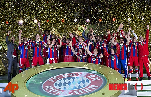 【베를린=AP/뉴시스】독일 분데스리가 명문 바이에른 뮌헨이 18일(한국시간) 베를린 올림피아 스타디온에서 열린 도르트문트와의 2013~2014시즌 DFB 포칼 결승에서 연장 승부 끝에 2-0으로 승리, 우승을 차지했다. 대회 2연패에 성공한 뮌헨 선수들이 기쁨의 우승 세리머니를 하고 있다.