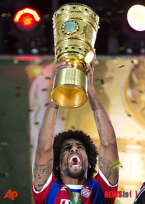 【베를린=AP/뉴시스】독일 분데스리가 명문 바이에른 뮌헨이 18일(한국시간) 베를린 올림피아 스타디온에서 열린 도르트문트와의 2013~2014시즌 DFB 포칼 결승에서 연장 승부 끝에 2-0으로 승리, 우승을 차지했다. 뮌헨의 수비수 단테가 우승 트로피를 높이 들며 기쁨을 표현하고 있다.