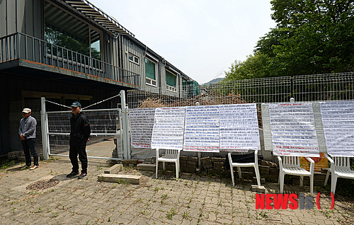 【안성=뉴시스】강종민 기자 = 검찰이 지난 16일 유병언 전 세모그룹 회장에 대해 사전구속영장을 청구한 가운데 18일 오전 경기 안성시 보개면 금수원(기독교복음침례회 안성교회)이 언론에 공개되고 있다. 사진에 보이는 건물은 유 회장이 사용한 사진스튜디오와 대강당으로 쓰임. 2014.05.18&nbsp;&nbsp;&nbsp; photo@newsis.com