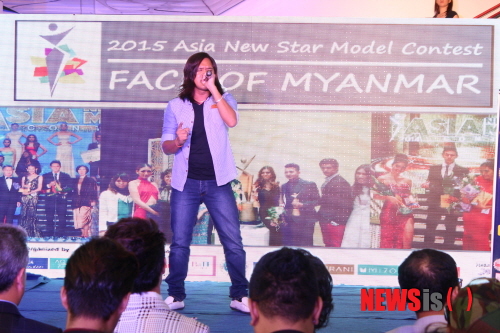 【뉴욕=뉴시스】노창현 특파원 = 미얀마 수도 양곤 정션스퀘어에서 16일 제3회 아시아모델 컨테스트 ‘페이스 오브 미얀마’ 대회 기념행사가 열렸다. 페이스 오브 미얀마는 오는 7월 만달레이와 9월 양곤에서 1, 2차 예선이 펼쳐지고 준결승, 결승을 거쳐 내년 3월 서울 본선대회에 출전할 대표들을 선발한다. 미얀마 전역에서 약 600명의 모델들이 참가해 100대1의 경쟁률을 보이고 있다. 이날 기념식에선 지난 2년간 미얀마 예선을 거쳐 서울 본선에 진출한 9명의 모델에게 양의식 한국모델협회 회장이 한국모델협회 회원증을 증정하고 2013년 본선에서 대상을 탄 툰코코(Tun ko ko)의 페이스오브 미얀마 홍보대사를 위촉식도 진행됐다. 미얀마 가수가 축하공연을 하고 있다. 2014.05.18. <사진=Newsroh.com/모닝미얀마 제공>&nbsp; robin@newsis.com&nbsp; 