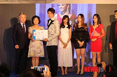 【뉴욕=뉴시스】노창현 특파원 = 미얀마 수도 양곤 정션스퀘어에서 16일 제3회 아시아모델 컨테스트 ‘페이스 오브 미얀마’ 대회 기념행사가 열렸다. 페이스 오브 미얀마는 오는 7월 만달레이와 9월 양곤에서 1, 2차 예선이 펼쳐지고 준결승, 결승을 거쳐 내년 3월 서울 본선대회에 출전할 대표들을 선발한다. 미얀마 전역에서 약 600명의 모델들이 참가해 100대1의 경쟁률을 보이고 있다. 이날 기념식에선 지난 2년간 미얀마 예선을 거쳐 서울 본선에 진출한 9명의 모델에게 양의식 한국모델협회 회장이 한국모델협회 회원증을 증정하고 2013년 본선에서 대상을 탄 툰코코(Tun ko ko)의 페이스오브 미얀마 홍보대사를 위촉식도 진행됐다. 왼쪽부터 한국모델협회 양의식회장, 아쿠아랜드 한윤복대표, 2013년 아시아모델컨테스트 대상 툰코코, 2014년 출전한 모델들. 2014.05.18. <사진=Newsroh.com/모닝미얀마 제공>&nbsp; robin@newsis.com&nbsp; 