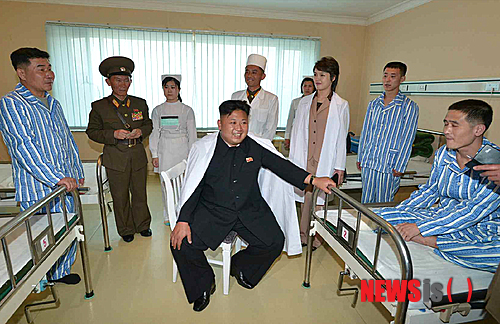 【서울=뉴시스】김정은 북한 국무위원장이 지난 2014년 5월19일 부인 이설주와 함께 대성산 종합병원을 방문한 모습. 알렉산드르 마체고라 주북 러시아 대사가 러시아군 부상병을 북한에서 치료하고 있다고 밝힌 병원 중 하나로 보인다. (출처=노동신문) 2025.2.12.