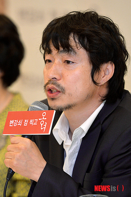 【서울=뉴시스】박문호 기자 = 고선웅 감독이 19일 오전 서울 중구 태평로 프레스센터에서 열린 국립극장 창극 ‘변강쇠 점 찍고 옹녀(연출 고선웅)’ 미디어 간담회에서 작품소개를 하고 있다.&nbsp; 국립창극단 역사상 최초의 18세 미만 관람불가인 이 창극은 오는 6월 11일 국립극장 달오름에서 막을 올린다. 2014.05.19.&nbsp; go2@newsis.com