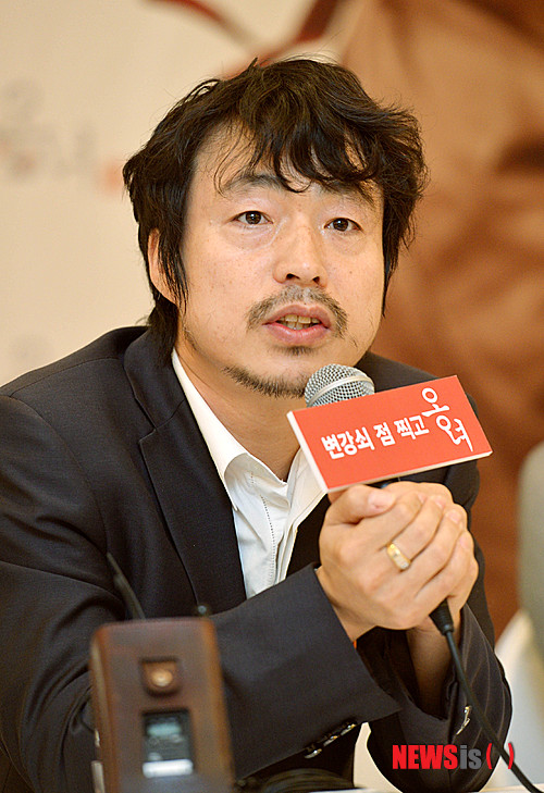 【서울=뉴시스】박문호 기자 = 고선웅 감독이 19일 오전 서울 중구 태평로 프레스센터에서 열린 국립극장 창극 ‘변강쇠 점 찍고 옹녀(연출 고선웅)’ 미디어 간담회에서 작품소개를 하고 있다. 국립창극단 역사상 최초의 18세 미만 관람불가인 이 창극은 오는 6월 11일 국립극장 달오름에서 막을 올린다. 2014.05.19. go2@newsis.com