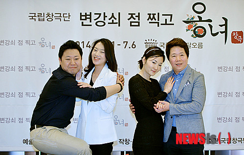 【서울=뉴시스】박문호 기자 = 19일 오전 서울 중구 태평로 프레스센터에서 열린 국립극장 창극 ‘변강쇠 점 찍고 옹녀(연출 고선웅)’ 미디어 간담회에서 배우들이 포즈를 취하고 있다. 왼쪽부터 국립창극단 창극 배우 최호성, 이소연, 김지숙, 김학용.&nbsp; 국립창극단 역사상 최초의 18세 미만 관람불가인 이 창극은 오는 6월 11일 국립극장 달오름에서 막을 올린다. 2014.05.19.&nbsp; go2@newsis.com