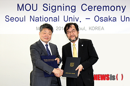 【서울=뉴시스】강지혜 기자 = 이재일 서울대 치의학대학원장(왼쪽)과 사토시 와키사카 오사카대 치과대학장이 업무협약(MOU)을 체결하고 협약서를 교환하고 있다. 2014.05.19. jhkang@newsis.com (사진제공=서울대 치의학대학원)