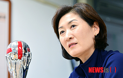 【용인=뉴시스】강진형 기자 = 최근 여자 배구팀 흥국생명 감독으로 선임된 박미희 신임 감독이 19일 오후 경기도 용인시 기흥구 상하동 흥국생명연수원 체육관에서 인터뷰 하고 있다.&nbsp; 박 신임 감독은 1984년 LA올림픽, 1988년 서울올림픽에서 국가대표로 활약하며 80년대 한국 여자배구 황금기를 이끌었으며, 선수 은퇴 이후 코치의 길이 아닌 교육자의 길을 선택해 강의와 방송 해설위원으로 활약하다 흥국생명 신임 감독으로 선임됐다. 2014.05.19.&nbsp; marrymero@newsis.com