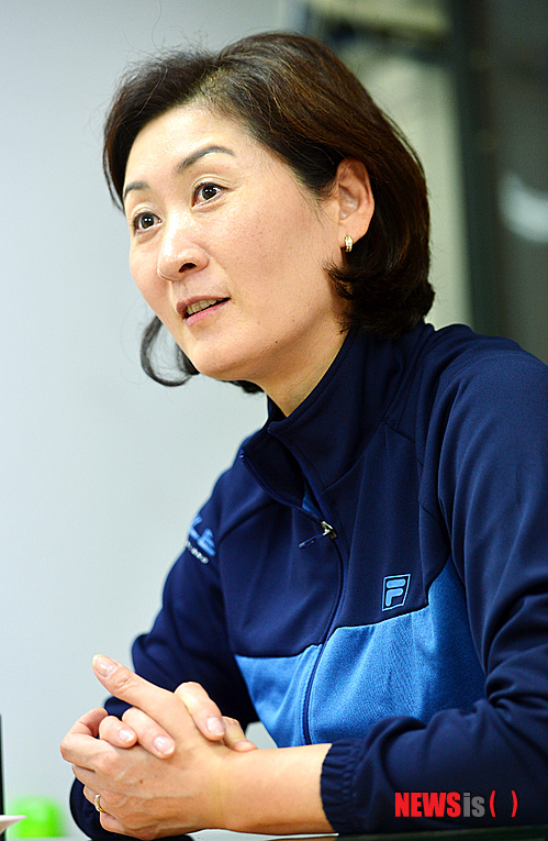 【용인=뉴시스】강진형 기자 = 최근 여자 배구팀 흥국생명 감독으로 선임된 박미희 신임 감독이 19일 오후 경기도 용인시 기흥구 상하동 흥국생명연수원 체육관에서 인터뷰 하고 있다.&nbsp; 박 신임 감독은 1984년 LA올림픽, 1988년 서울올림픽에서 국가대표로 활약하며 80년대 한국 여자배구 황금기를 이끌었으며, 선수 은퇴 이후 코치의 길이 아닌 교육자의 길을 선택해 강의와 방송 해설위원으로 활약하다 흥국생명 신임 감독으로 선임됐다. 2014.05.19.&nbsp; marrymero@newsis.com