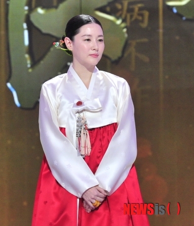 【서울=뉴시스】손정빈 기자 = 탤런트 이영애(43)가 드라마 '대장금2'에 출연하지 않는다. '대장금2'는 2004년 MBC TV가 방송, '국민드라마'로 불린 '대장금'의 후속작이다.&nbsp; MBC는 19일 "이영애씨 측이 일신상의 문제로 새 드라마에 출연할 수 없다는 뜻을 전해왔다"며 "'대장금2'를 어떻게 진행할지에 대한 논의를 진행 중"이라고 밝혔다.&nbsp; 이영애가 출연을 고사하면서 MBC는 두 가지 대안을 놓고 저울질 중이다. 새로운 배우를 캐스팅하는 것, '대장금'을 리메이크하는 것이다.&nbsp; MBC 관계자는 "'대장금2'를 다른 배우가 연기하면 드라마의 연속성이 깨진다는 측면에서 고민되는 부분이 있다"며 "모든 가능성을 열어놓고 고민할 것"이라고 전했다. 당초 MBC는 "이영애가 '대장금2'의 시놉시스를 받았다"며 "출연을 확정하지는 않았지만, 긍정적으로 보고 있다"고 말한 바 있다.&nbsp; 방송 중인 '트라이앵글', 방송 예정인 '야경꾼 일지'에 이어 10월께 방송을 목표로 제작을 준비하던 '대장금2'는 연내 방송이 불투명해졌다.&nbsp; 드라마 한류를 불러일으킨 MBC의 간판 드라마인만큼 무게감 있는 여배우를 섭외해야 한다는 부담이 있고, '대장금'을 리메이크를 하더라도 극본이 완전히 새로 나와야 하기 때문이다. '대장금2'는 '장금'이 후학을 양성하는 내용이 될 것으로 알려졌었다.&nbsp; 2003년 9월15일 첫 방송돼 2004년 3월23일 막을 내린 '대장금'은 조선시대 최초의 의녀 '장금'이 시련을 극복하고 왕의 주치의가 되는 내용을 담았다. 40%가 넘는 평균시청률을 기록했고, 방송 후에는 90여개국에 수출돼 한류열풍을 주도했다.&nbsp; jb@newsis.com