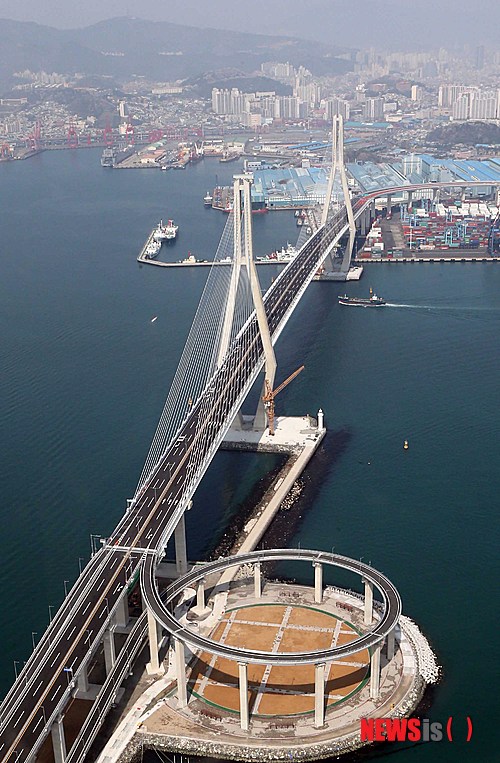 【부산=뉴시스】 하경민 기자 = 부산 남구 감만동과 영도구 청학동을 잇는 부산항대교가 오는 22일 오후 3시 개통식을 가진 뒤 다음날 자정부터 차량통행이 시작된다.&nbsp; 국내 최초의 인공섬식 충돌방지공 등 최첨단 기술력이 적용된 부산항대교의 주교량은 강합성 사장교 형식으로 해수면으로부터 주탑 높이 190m에 이르며, 감만동에서 영도 청학동까지 사장교 1114m와 접속구간 2217m(감만동구간 1608m, 영도구간 609m)를 포함해 총 길이 3368m, 너비 18.6∼25.6m 규모로 건설됐다.&nbsp; 사진은 지난 3월 촬영한 부산항대교 전경. 2014.05.21.&nbsp; yulnetphoto@newsis.com