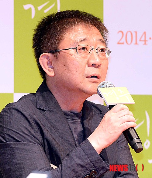 【서울=뉴시스】박영태 기자 = 21일 오전 서울 광진구 자양동 롯데시네마 건대입구점에서 진행된 영화 ‘경주’ 제작보고회에서 장률 감독이 인사말을 하고 있다. 2014.05.21&nbsp; since1999@newsis.com