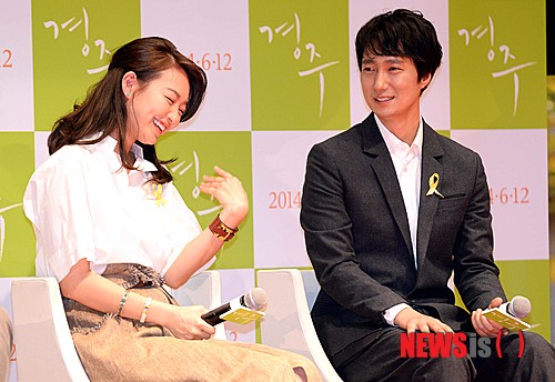 【서울=뉴시스】박영태 기자 = 21일 오전 서울 광진구 자양동 롯데시네마 건대입구점에서 진행된 영화 ‘경주’ 제작보고회에서 배우 신민아가 박해일과의 극중 대사를 재연하다가 웃고 있다. 2014.05.21&nbsp; since1999@newsis.com