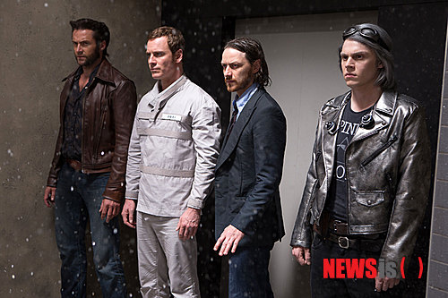 【서울=뉴시스】김태은 문화전문기자 = 22일 개봉한 ‘엑스맨, 데이즈 오브 퓨처 패스트’는 여러모로 화제 거리를 갖췄다. 일단 ‘엑스맨’(2000)과 ‘엑스맨2, 엑스2’(2003)로 스핀오프 격인 ‘울버린’ 시리즈까지 포함하는 장대한 프랜차이즈의 서막을 연 브라이언 싱어(49) 감독이 귀환 만으로도 기대치가 한껏 올라갔다. 그가 14년 동안 이어진 스토리들을 아우르는 방대한 작업을 완수했다. tekim@newsis.com