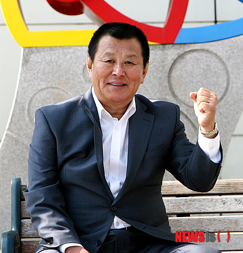 【강릉=뉴시스】김경목 기자 = 제6회 전국동시지방선거 공식선거운동일인 22일 오전 강원 강릉시 옥천동 오거리 홈플러스 앞 벤치에서 프로야구 OB베어스 윤동균(65) 전 감독이 포즈를 취하고 있다. 윤 전 감독은 이날 새누리당 최흥집 강원도지사 후보를 응원하기 위해 강릉을 찾았다. 2014.05.22. photo31@newsis.com