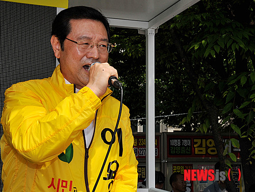 2014년 6·4 지방선거 당시 전략공천에 반발, 탈당한 뒤 무소속 후보로 거리유세하던 이용섭 당선자 모습. (사진=뉴시스DB)