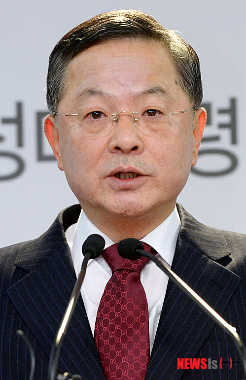 【서울=뉴시스】청와대는 22일 오후 국무총리에 안대희 전 대법관을 내정했다고 밝혔다. 사진은 2012년 11월 29일 새누리당 안대희 정치쇄신특별위원장이 오전 서울 여의도 당사에서 검찰의 내부 갈등과 관련 기자회견을 하고 있다. mania@newsis.com