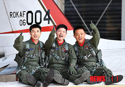 【광주=뉴시스】배동민 기자 = 22일 오후 광주 광산구 공군 제1전투비행단에서 '14-1차 고등비행교육 수료식'이 열려 60명의 조종사들이 '빨간 마후라'를 목에 걸었다. 이중 해병대 만기 제대 후 공군 신임조종사가 된 김준영·김태건·정지원 중위(왼쪽부터)가 T-50 고등훈련기 앞에서 활짝 웃고 있다. 2014.05.22(사진=공군 제1전투비행단 제공)&nbsp;&nbsp; guggy@newsis.com