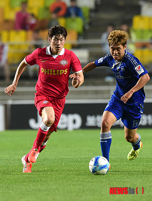 【수원=뉴시스】강종민 기자 = 22일 오후 경기 수원월드컵경기장에서 열린 PSV 아인트호벤과 수원삼성 경기에서 아인트호벤 박지성이 문전으로 드리블하고 있다. 2014.05.22 ppkjm@newsis.com